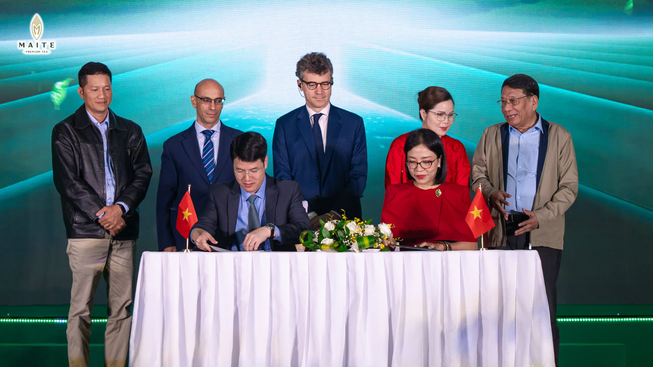 The signing moment marks the formation of a strategic alliance between commerce and tourism