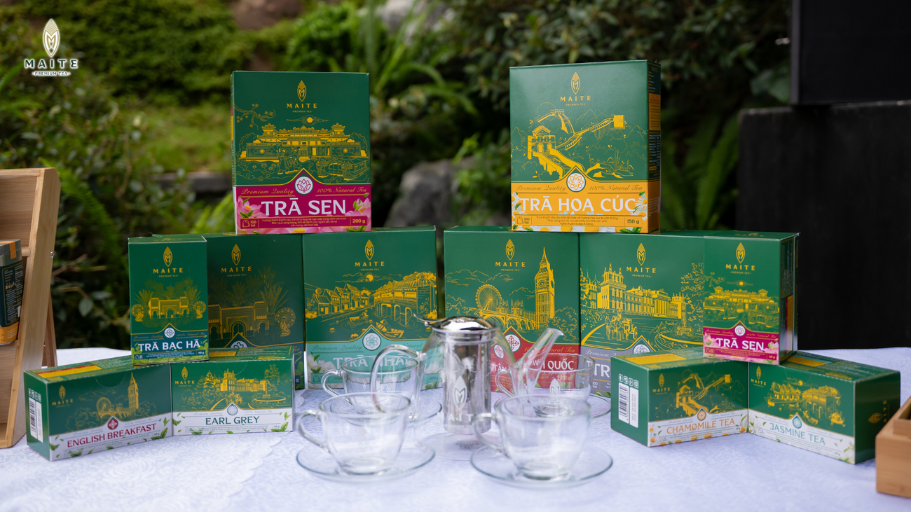 Trải nghiệm pha trà cùng chuyên gia và đại diện UNESCO trên sân khấu đậm chất di sản, minh họa sự gắn kết các giá trị truyền thống vào nhịp sống đương đại.