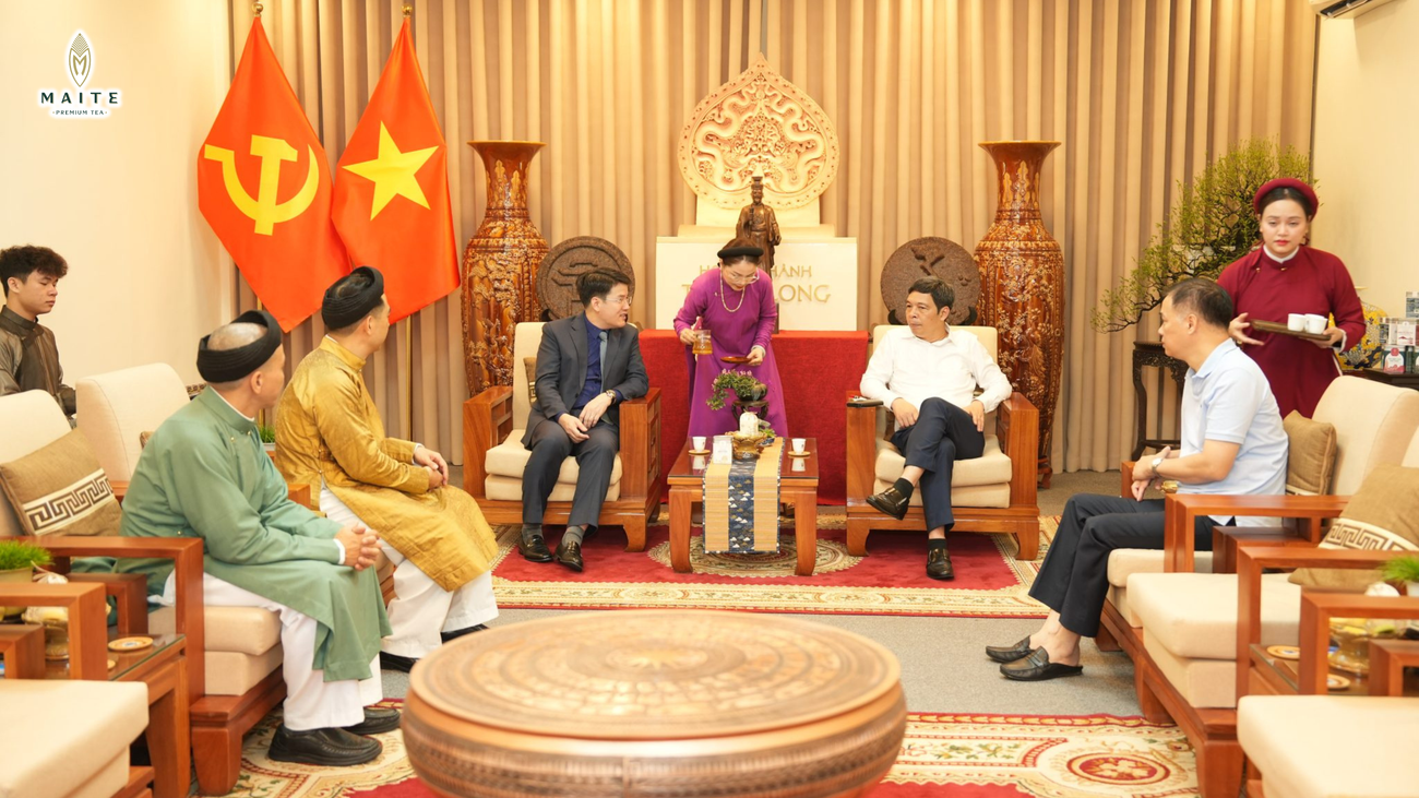 Không gian thưởng trà trang trọng tại sự kiện, nơi nghệ thuật trà Việt được tái hiện trọn vẹn, mở ra những kết nối văn hóa sâu sắc với bạn bè quốc tế.